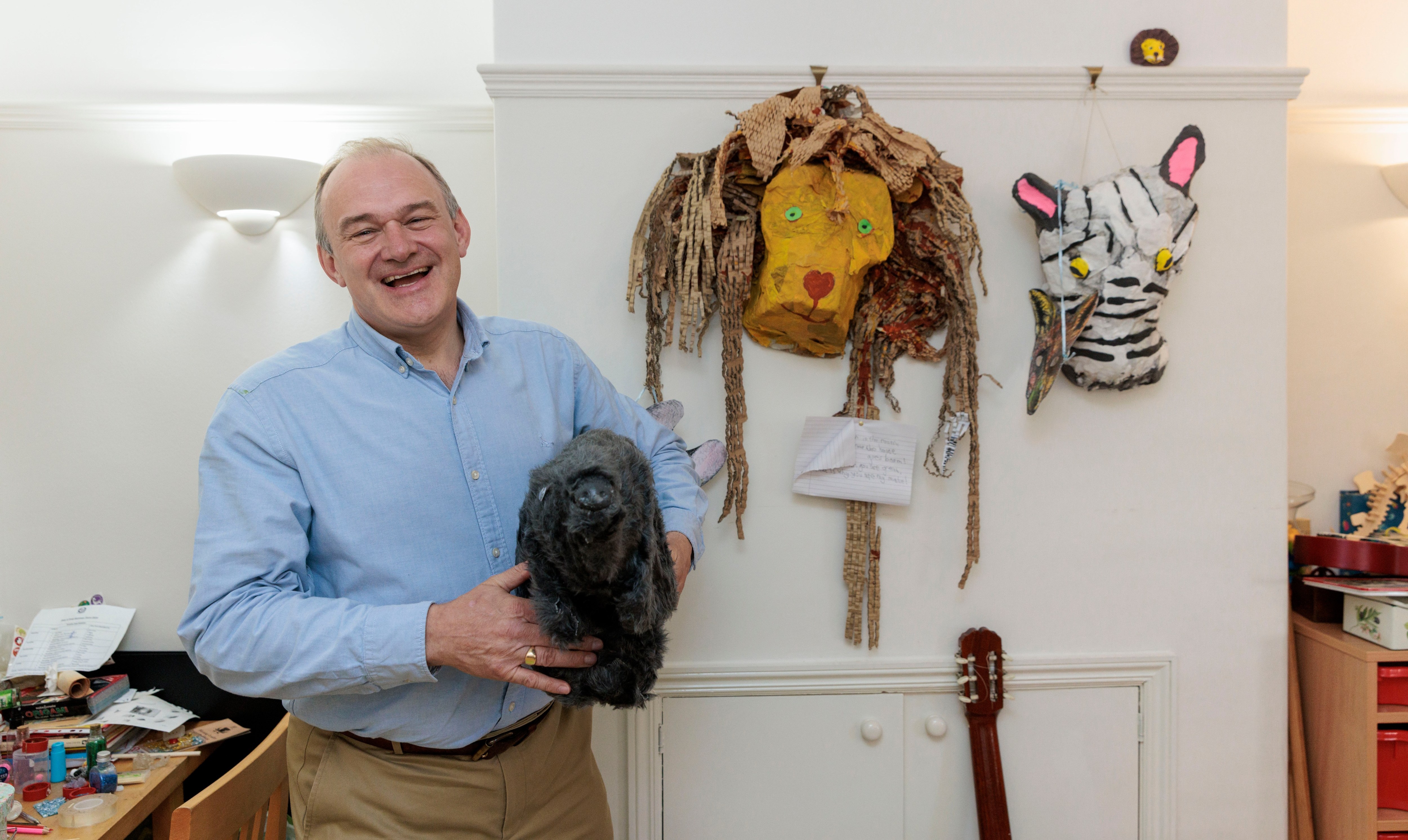 Las máscaras de John adornan la sala de estar de los Davey en el suroeste de Londres